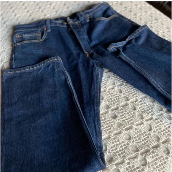 LEVI STRAYS 501 BLUE JEANS, ONE SMALL KNICK ON POCKET, BUTTON FLY, NWOT, 34/32 - Picture 5 of 7